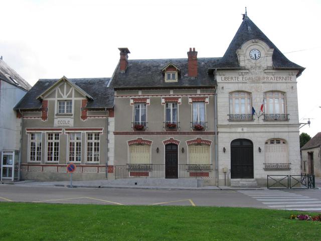 Mairie-école de Chevrainvilliers. (département de la Seine et Marne, région Île-de-France).