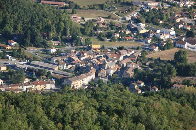 Vue aérienne du centre ville de Villeneuve d'Olmes-Ariège- France.jpg