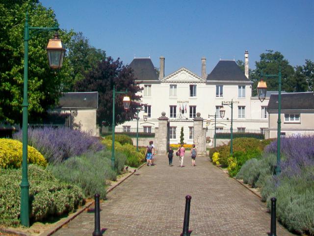 La mairie de Saint-Soupplets, installée dans l'ancien château de Maulny entouré d'un parc, allée du Château.