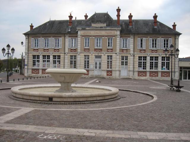 L'école des filles, place de l'église. (Souppes-s-Loing, département de la Seine-et-Marne, région Île-de-France).