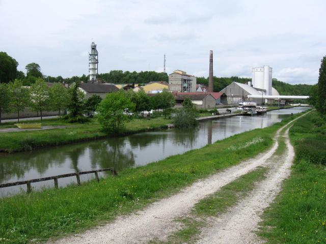 Sucrerie de Souppes et canal du Loing. (département de la Seine-et-Marne, région Île-de-France).