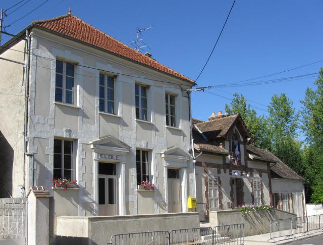 Mairie et école d'Égligny. (Seine-et-Marne, région Île-de-France).