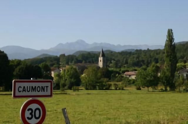 Caumont Le Vallier en fond