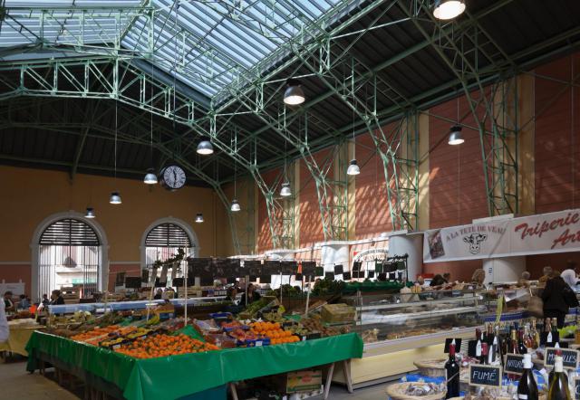 Provins (Seine-et-Marne, France) : le marché couvert, sous la Halle du Minage.