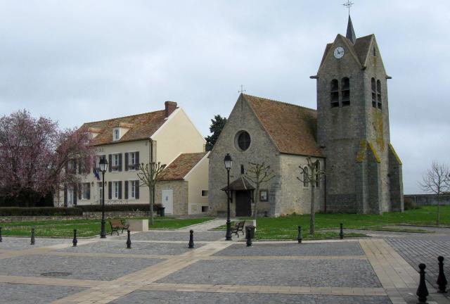 Église Notre-Dame d'Aubigny et mairie de Montereau-sur-le-Jard. (Seine-et-Marne, région Île-de-France).