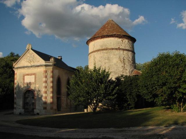 Chapelle et pigeonnier à Toussacq