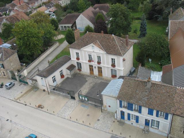 La mairie de Blandy-les-Tours depuis le donjon du château de Blandy-les-Tours