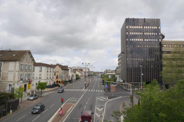 Avenue Thiers (en référence à celui qui à massacré des milliers de communards de Paris, et Tour Gallieni à Melun, Seine-et-Marne, France…