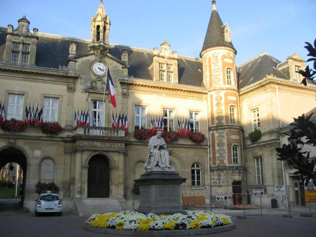 La mairie de Melun (Seine-et-Marne, France) avec une statue de Jacques Amyot.