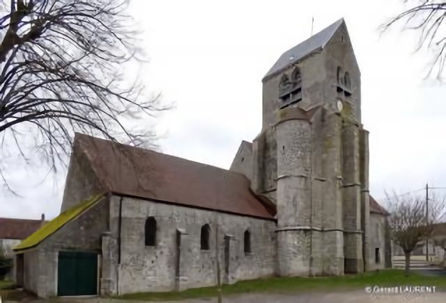 Lescherolles - Eglise de la Nativité de la Vierge avec son clocher briard flanqué de contreforts (XIe - XIIIe siècles)