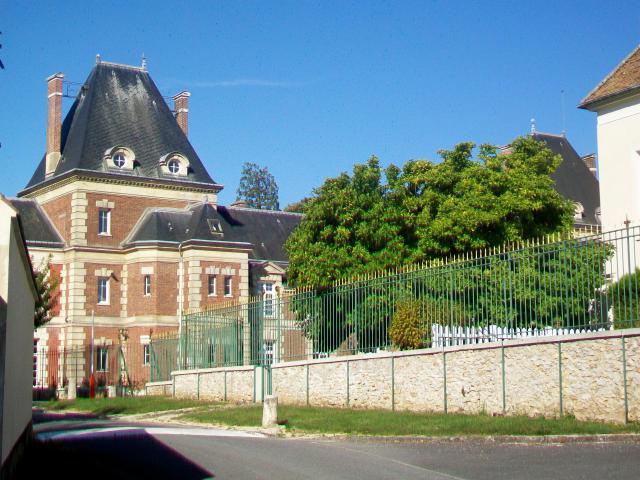 Le château (« Domaine des gueules cassés »), vue partielle de la façade est. Le chemin visible sur la photo n'est pas accessible au…