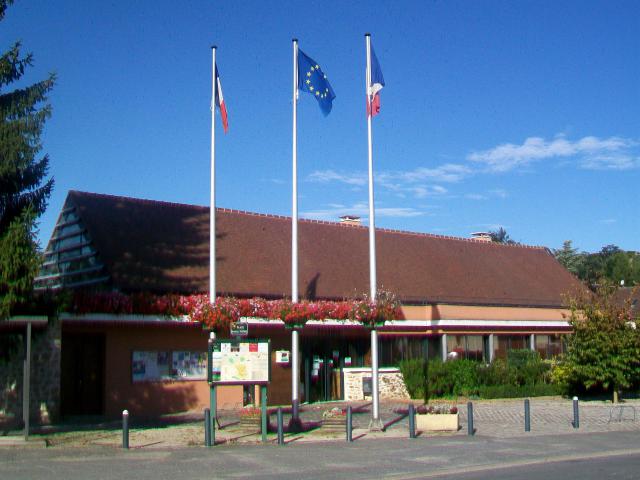 La mairie, rue de Paris.