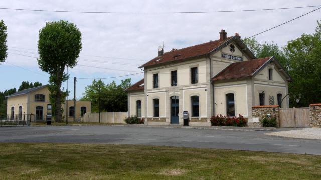 Ancienne gare de Yebles-Guignes sur la ligne de Vincennes en Seine et Marne France