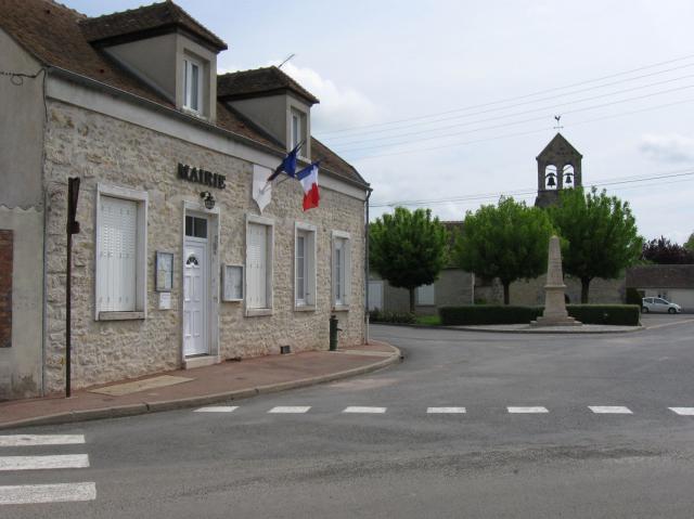 Mairie et place centrale de La Madeleine-sur-Loing (Seine-et-Marne, région Île-de-France)