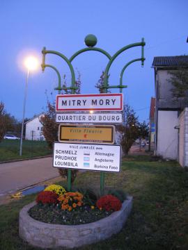 Panneau à l'entrée de Mitry-Mory, quartier du Bourg. (département de la Seine-et-Marne, région Île-de-France).