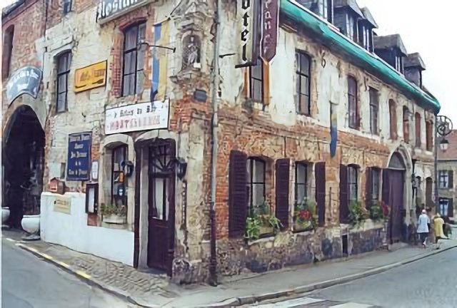 A LOVELY OLD BUILDING WITH A RESTAURANT IN MERY SUR MARNE FRANCE