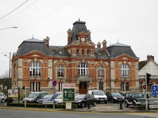 La mairie de Mormant.