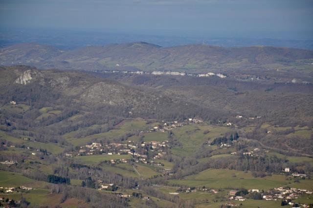 Vue sur la commune de Cos (Ariège, France). Vue depuis le Prat de Redon, sur la vallée de la Barguillère et le massif du Plantaurel.