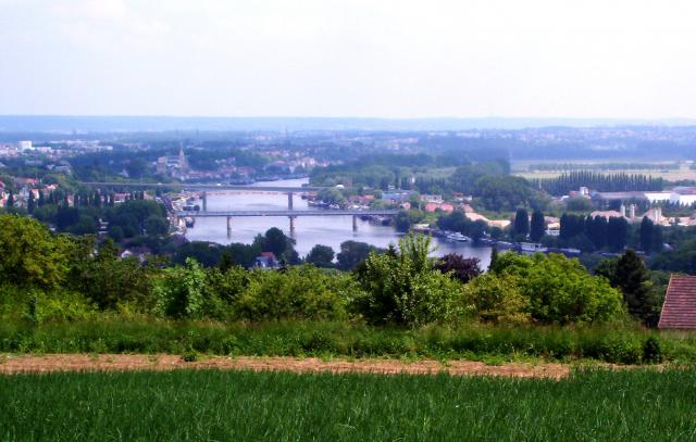 Vue panoramique sur la Seine, à gauche Conflans-Sainte-Honorine, au centre la Seine, à droite la plaine agricole d'Achères. Vue prise vers l'Est depuis Chanteloup les Vignes