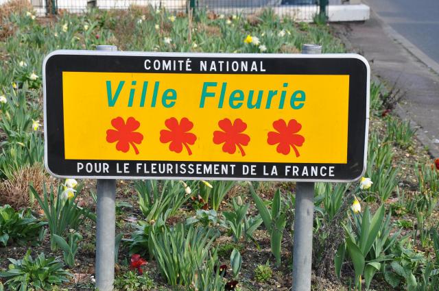 La distinction suprême des Quatre Fleurs au Concours des villes et villages fleuris décernée au Vésinet dans les Yvelines en France.
