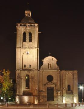 L'église Saint-Nicolas à Houilles vue de nuit