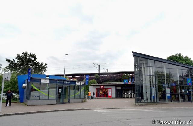 Entrée principale de la gare sncf de la ville des mureaux, en journée.