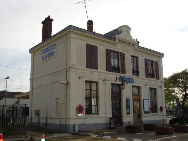 Gare de Villiers - Neauphle - Pontchartrain (78) : Le bâtiment voyageurs.