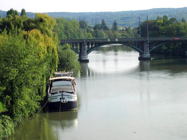 Houseboat and Bridge - PENICHE et PONT - Frachtkahn und Brücke