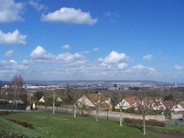 Vue générale de Poissy (Yvelines, France) depuis les hauteurs de Chambourcy