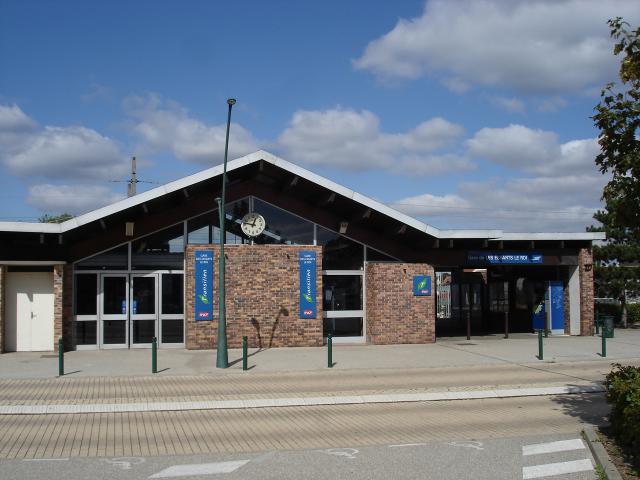 Gare des Essarts-le-Roi (78) : Le bâtiment voyageurs.