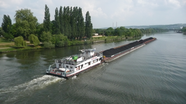 Convoi poussé de charbon sur la Seine à la traversée de Mantes-la-Jolie (avec 2 barges de 2600t utiles)