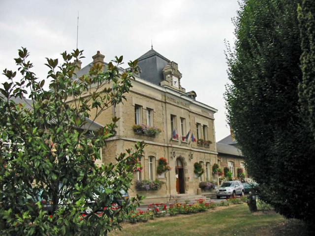 Mairie de Gargenville (Yvelines) Photo JH Mora, août 2005