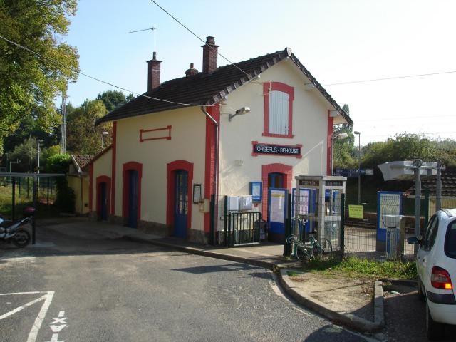 Gare d'Orgerus - Béhoust (78) : Le bâtiment voyageurs.