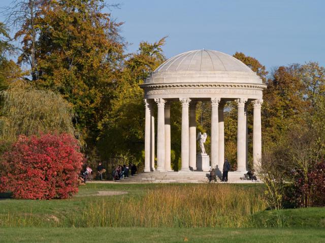 Le Temple de l’Amour, érigé par Richard Mique en 1778 dans le jardin anglais du Petit Trianon à Versailles, France.