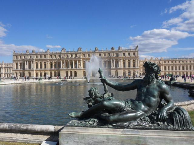 Château de Versailles — Le Parterre d’Eau, bassin sud Le Rhône. Décoration du bassin par une statue couchée figurant un fleuve ou une…