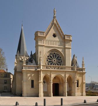 Façade occidentale de l'église Notre-Dame à Chatou en Yvelines, en France.