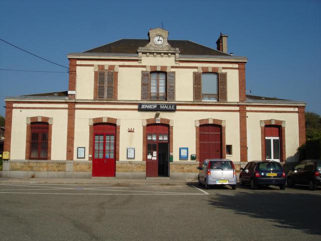 Gare de Maule (78) : Le bâtiment voyageurs.