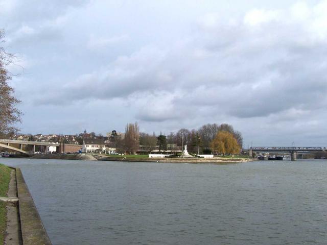 Fin d'Oise, confluent de l'Oise et de la Seine à Conflans-Sainte-Honorine (Yvelines, France). L'Oise est à gauche, la Seine à droite