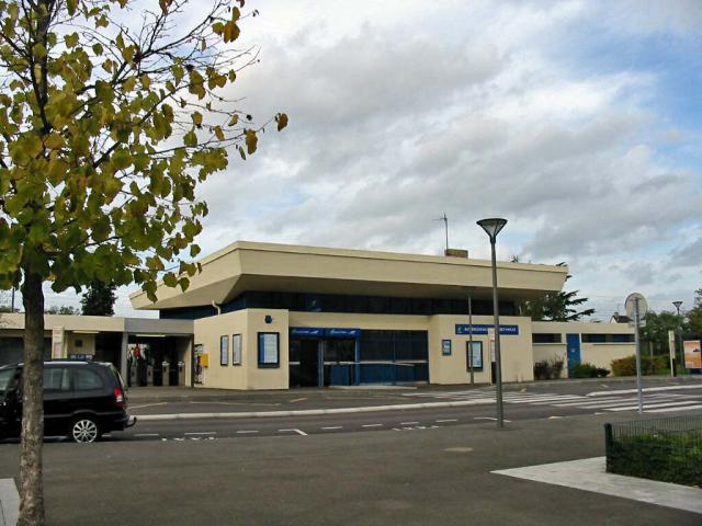 La gare d'Aubergenville-Élisabethville (yvelines) Photo JH Mora, novembre 2005 Conditions d'utilisation fr:Catégorie:Image d'Aubergenville…