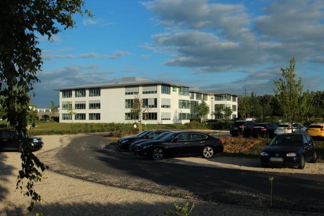 Le Val Saint-Quentin est un parc d'affaires situé à Voisins-le-Bretonneux en France. Ce bâtiment est le siège social d'Europcar.