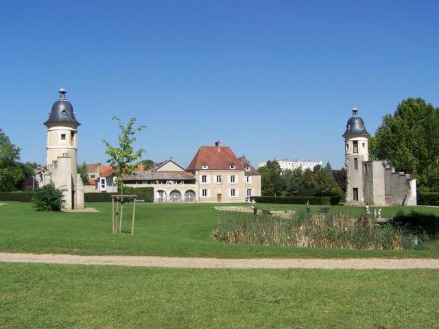 Château des Clayes-sous-Bois (Yvelines, France) ou ce qu'il en reste ! (il a été incendié par les troupes allemandes lors de leur départ…
