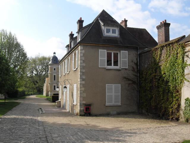 fr: France, Les Clayes sous Bois, Yvelines (78) - l'entrée du Parc de Diane, le rendez-vous de chasse, classé aux Monuments Historiques et…