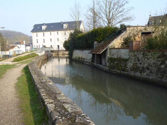 Bièvre bars artificiel vue sur le moulin vieux à Jouy