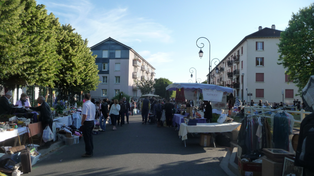Brocante sur le boulevard Pasteur au Mesnil-le-Roi (Yvelines - France)
