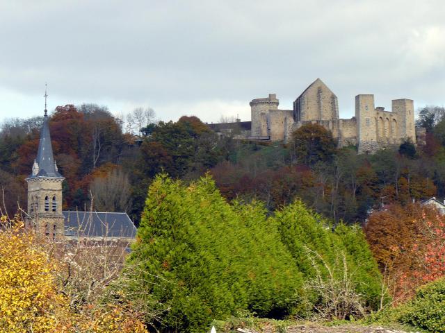 Chevreuse (Yvelines, France) : l'église St-Martin et le château de la Madeleine