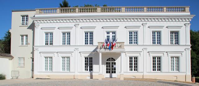 La mairie de Saint Rémy lès Chevreuse en France.