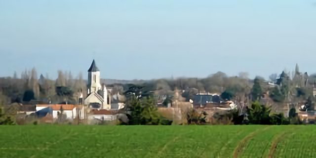Échiré : vue de l'église et vue partielle du village.