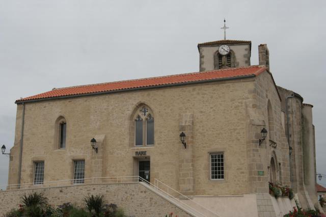 Mairie au chevet de l'église de Chiché. Il s'agit de l'ancienne chapelle Notre-Dame-de-Recouvrance.