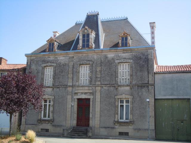 Maison bourgeoise place Saint-Martin à Chiché (Deux-Sèvres)