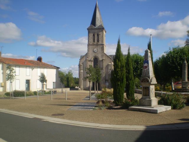 La place du Bailli Ayrault rassemble au cœur du bourg l'église St Pierre, l'ancien presbytère, le monument aux morts et la croix…